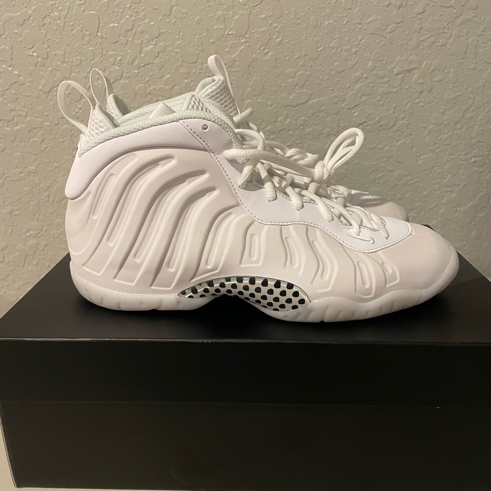 Nike Little Posite One GS Triple White Sneakers 7Y /Women's 8.5 HQ1959-100